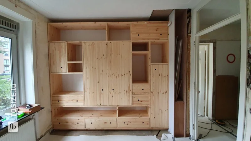 Einbauschrank mit Holzpaneelen aus Kiefernholz