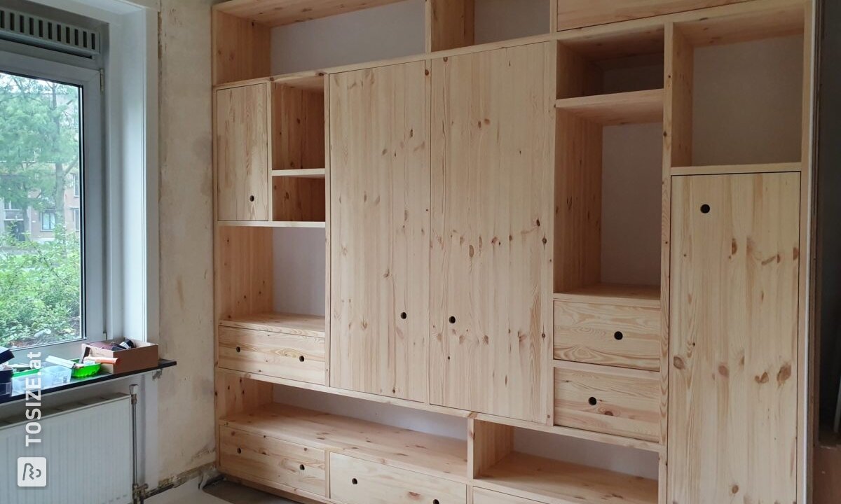 Einbauschrank mit Tischlerplatten aus Kiefernholz