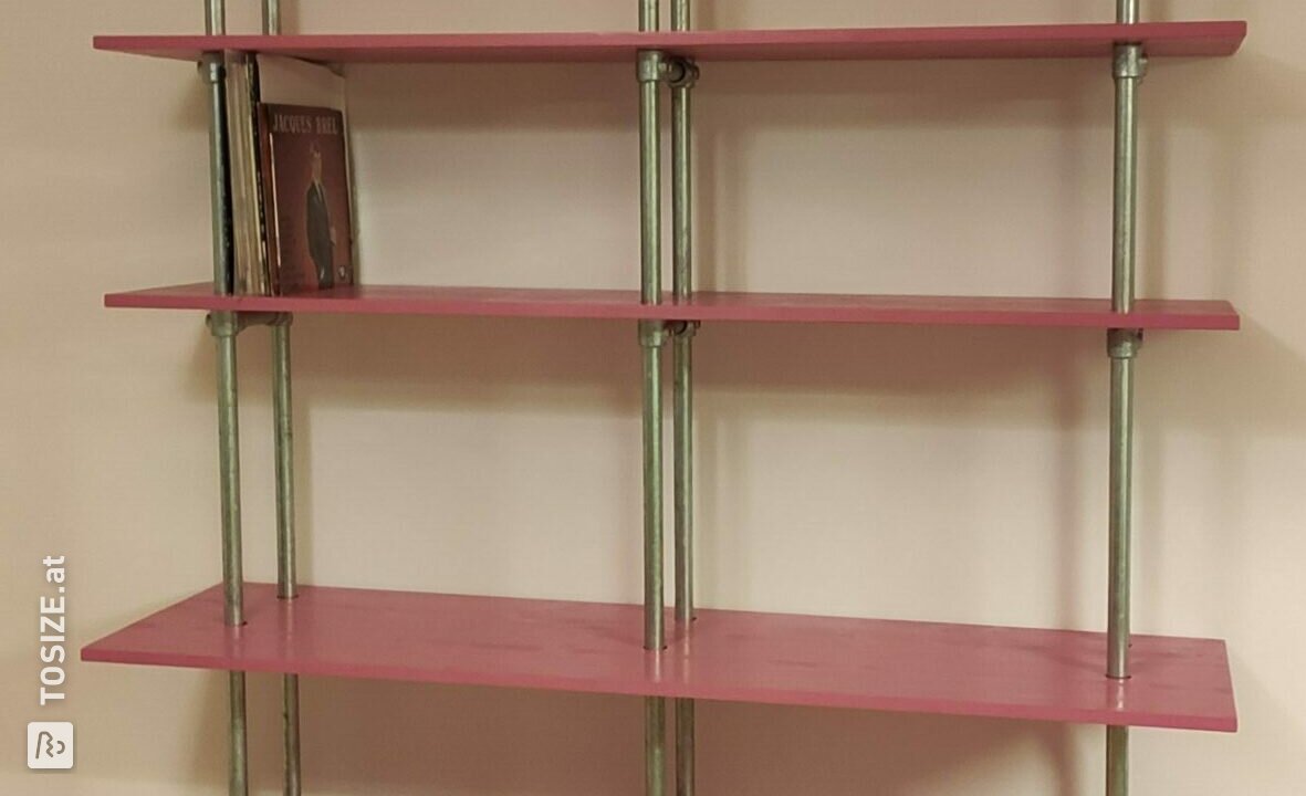 Plattenschrank aus Gerüstrohren und Holztischlerplatte aus Fichte, von Andreo