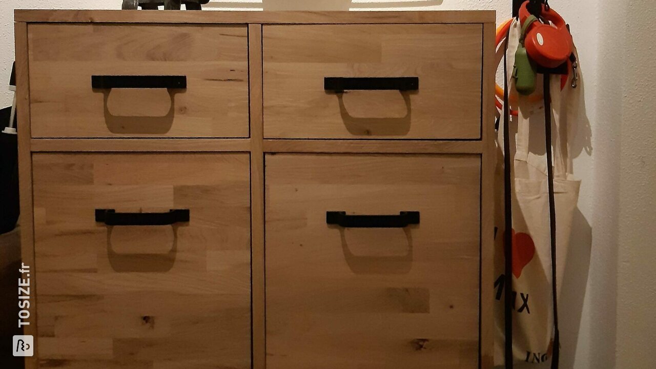 Commode suspendue en chêne rustique, par Hans