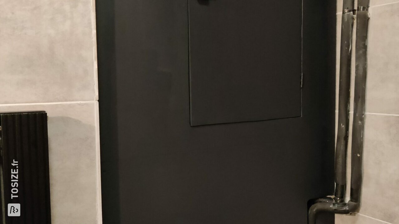 Porte industrielle noire pour le CV, par Denise