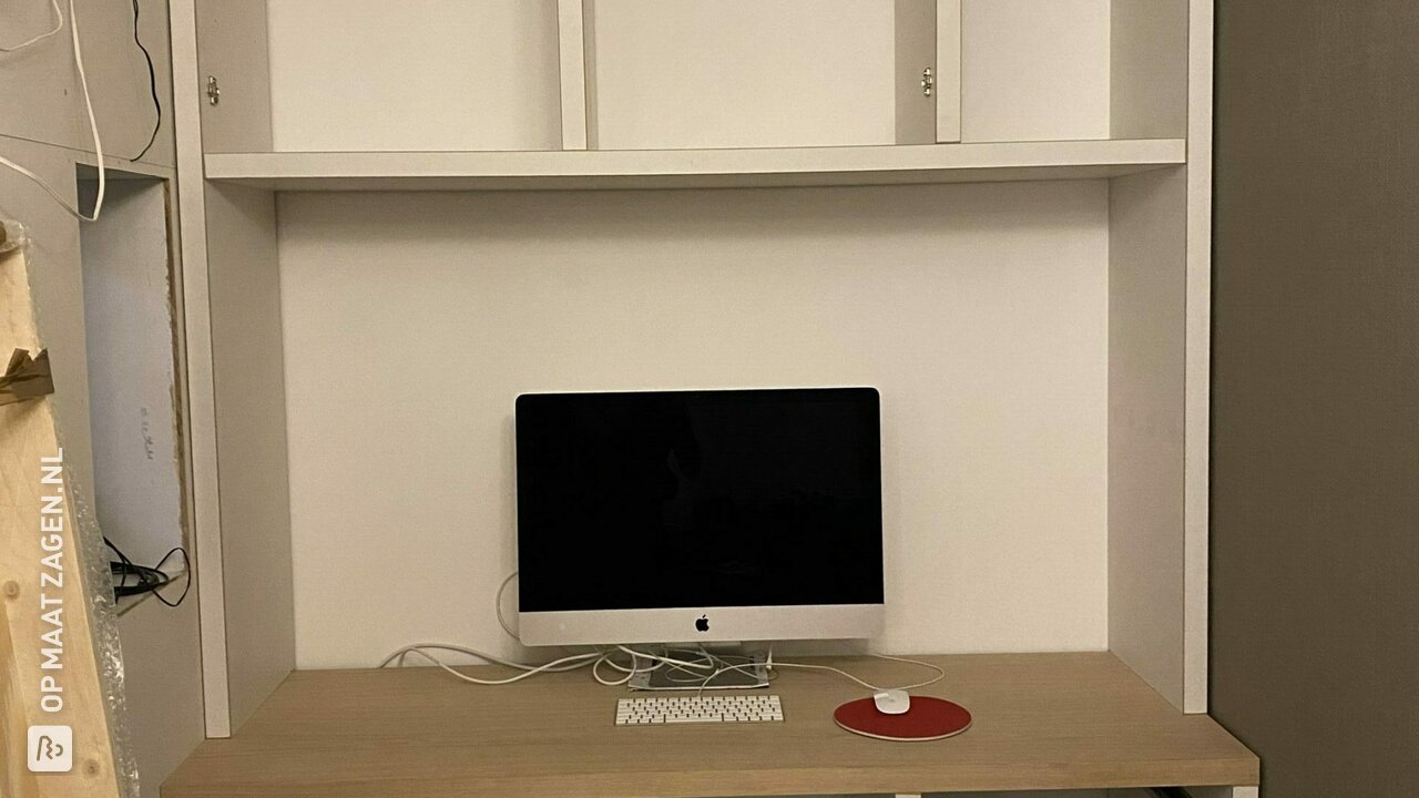 Op maat gemaakte werkplek met veel opbergruimte, door Nienke