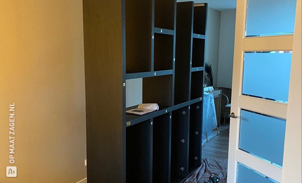 Moderne vakkenkast in zwart eiken, door Tamar