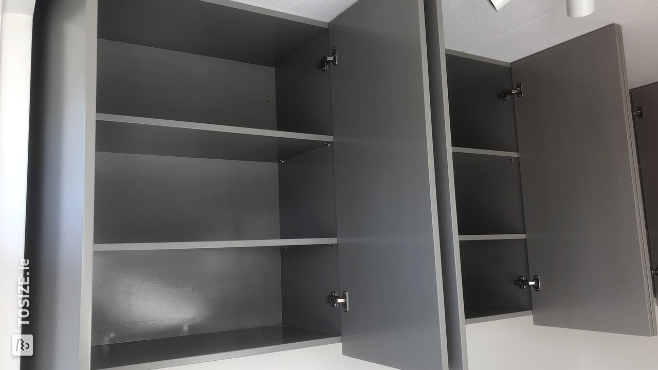 Wall cabinet for the office: lots of storage space! By Rene