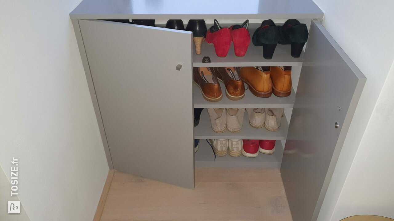 Meuble à chaussures entre deux murs, parfaitement adapté, par Bert