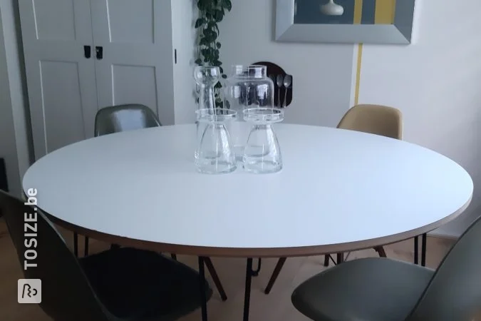 Round dining table from MDF Lakdrager, by Anke