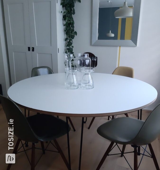 Round dining table made of MDF Lakdraag, by Anke