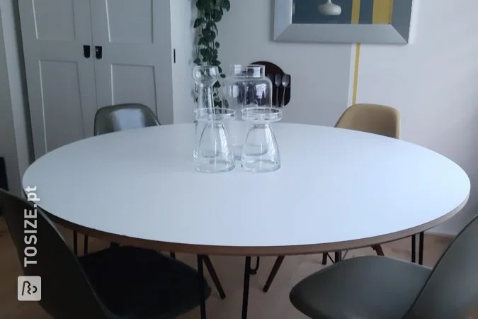 Round dining table made of MDF Lakdrager, by Anke