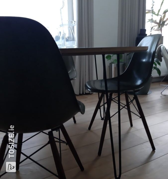 Round dining table made of MDF Lakdraag, by Anke