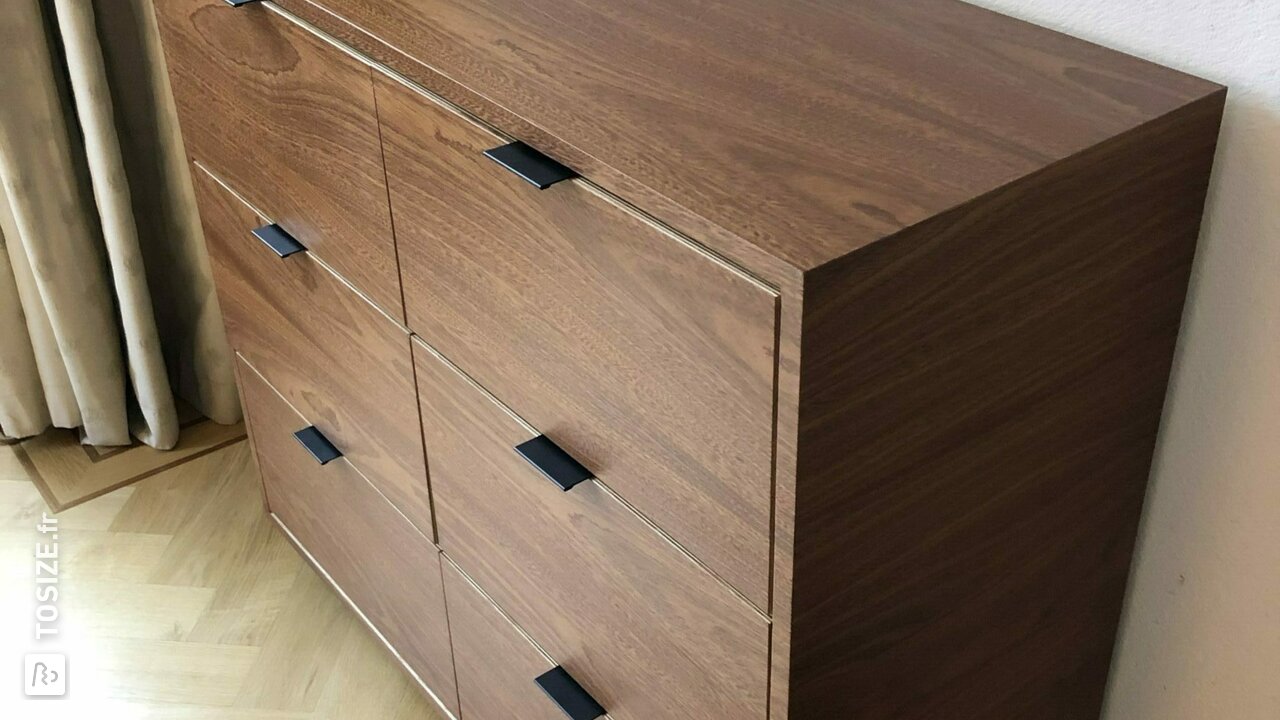 Commode auto-fabriquée finie avec placage, par Jouke