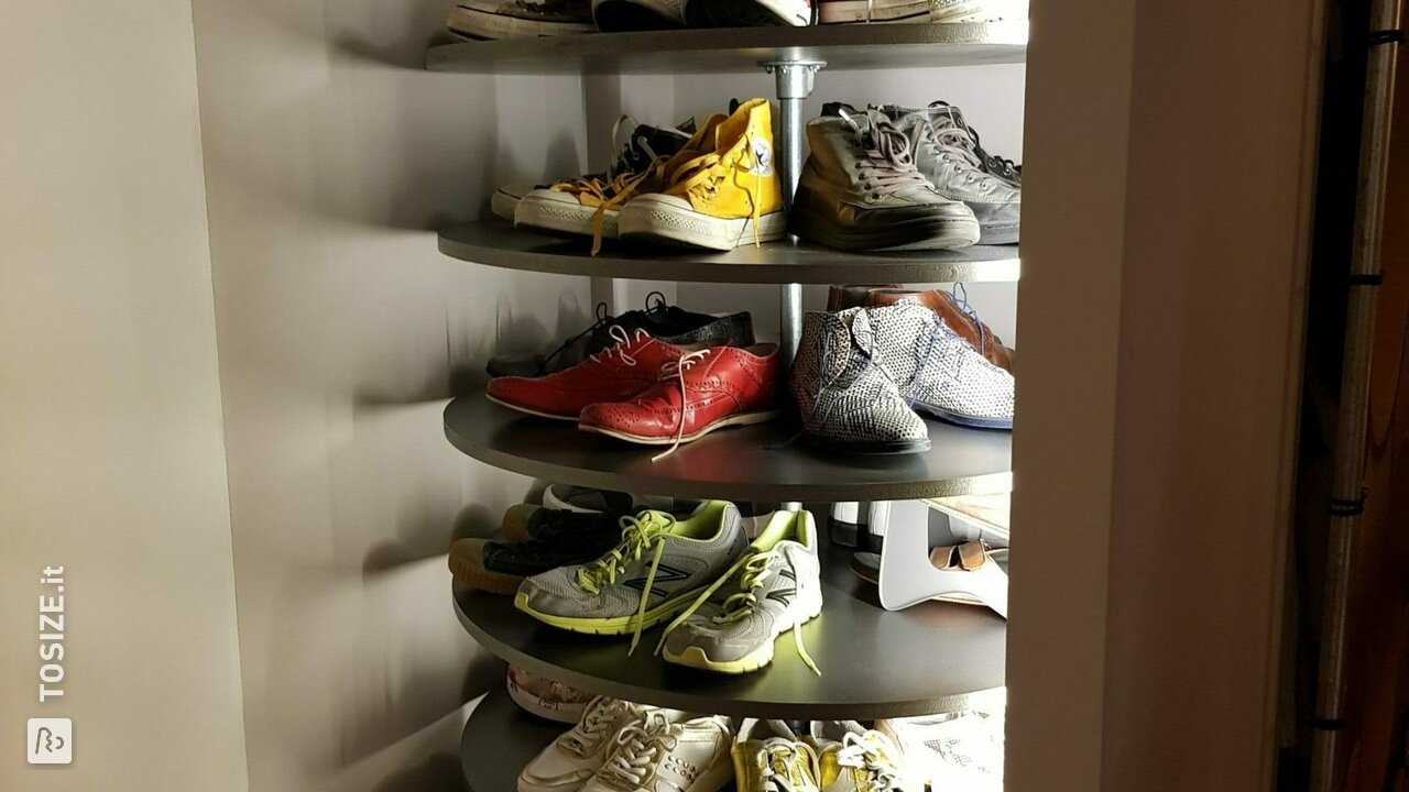 Giostra per scarpe MDF e tubo per impalcature, di Ray