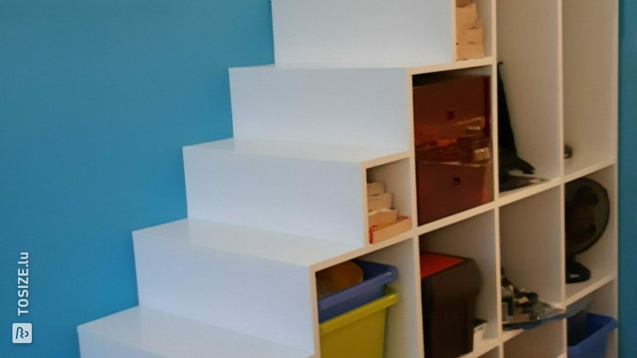 DIY-Treppenschrank mit Aufbewahrungskästen, von Rutger