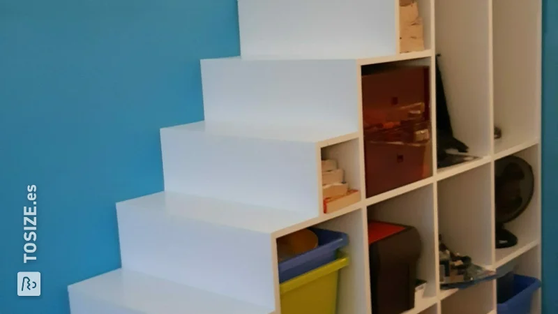 Armario de escalera de bricolaje con contenedores de almacenamiento, de Rutger