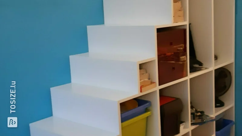 Armoire d'escalier DIY avec bacs de rangement, par Rutger