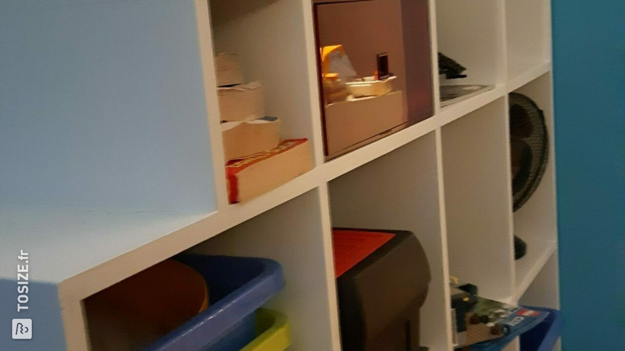 Armoire d'escalier DIY avec bacs de rangement, par Rutger
