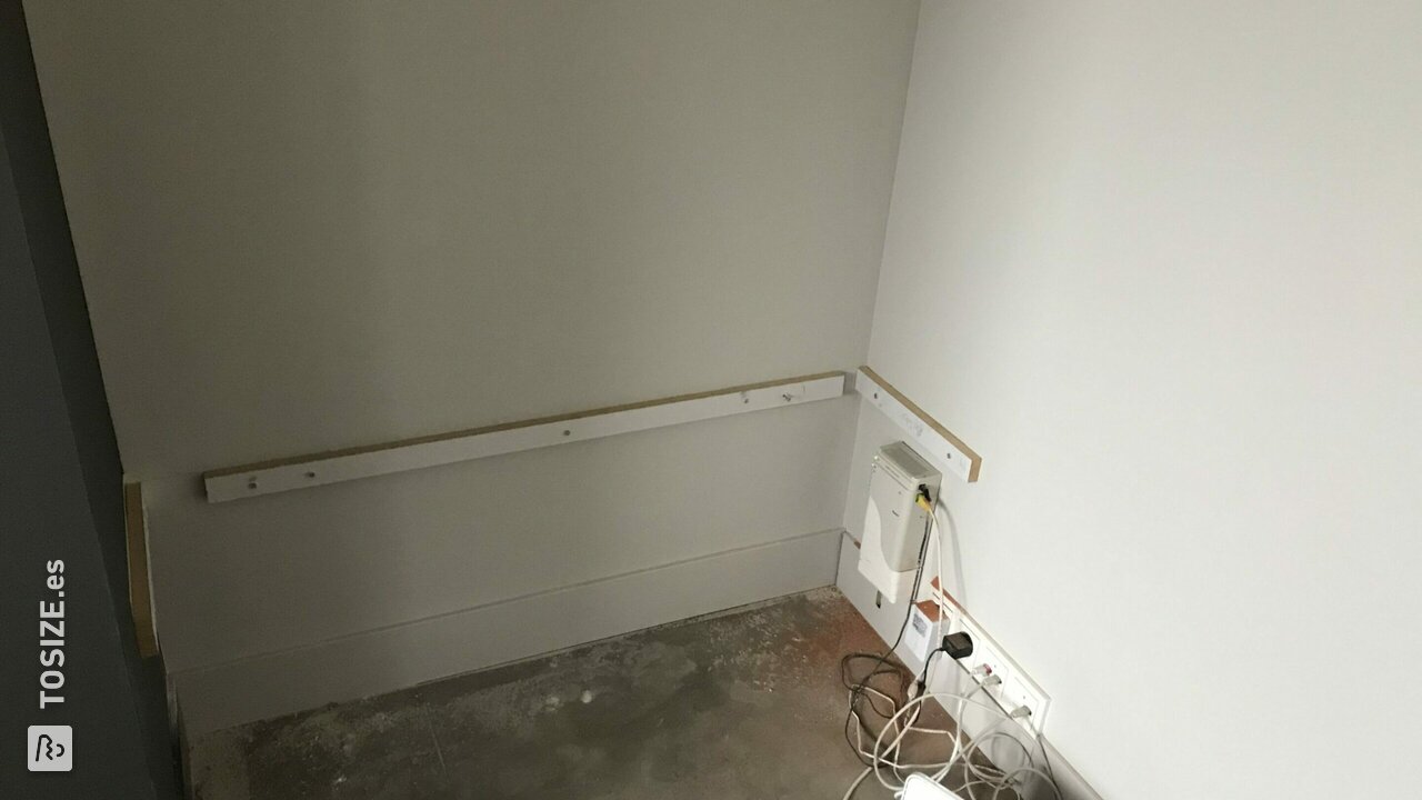 Estantes huecos hechos de MDF imprimado, por Erwin