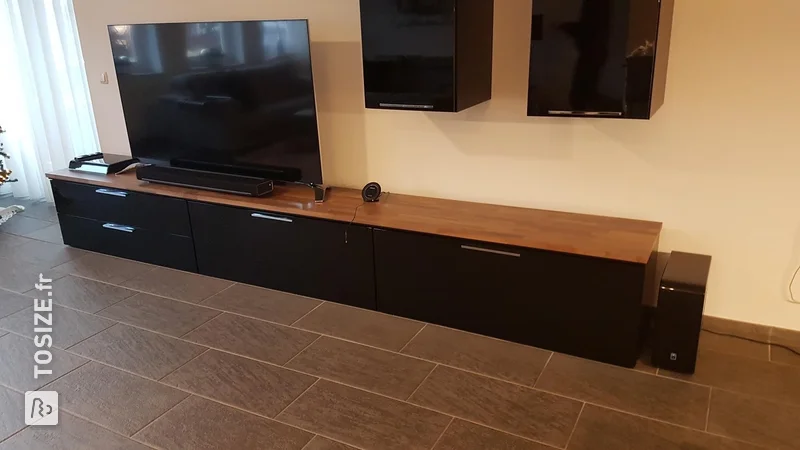 Styling black wall unit with a top of robust Oak, by Bennie
