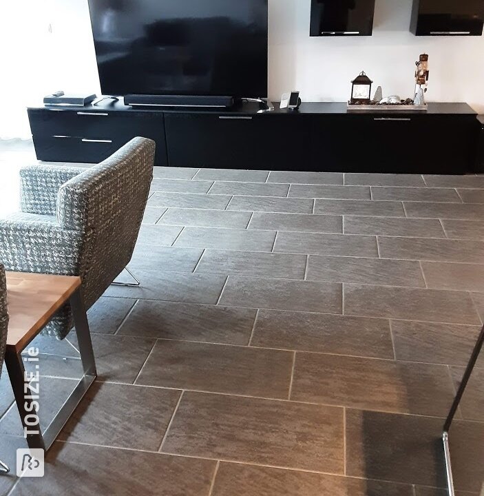 Styling black wall furniture with a top of robust Oak, by Bennie