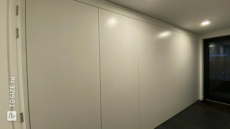 Superschlanke Schranktüren für einen Lagerschrank in der Garage von Hugo