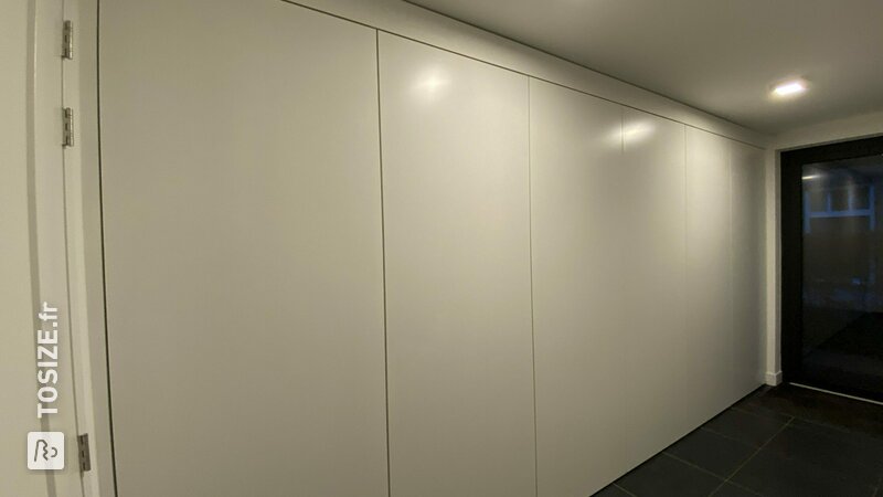 Portes de placard super étanches pour placard de rangement dans le garage, par Hugo
