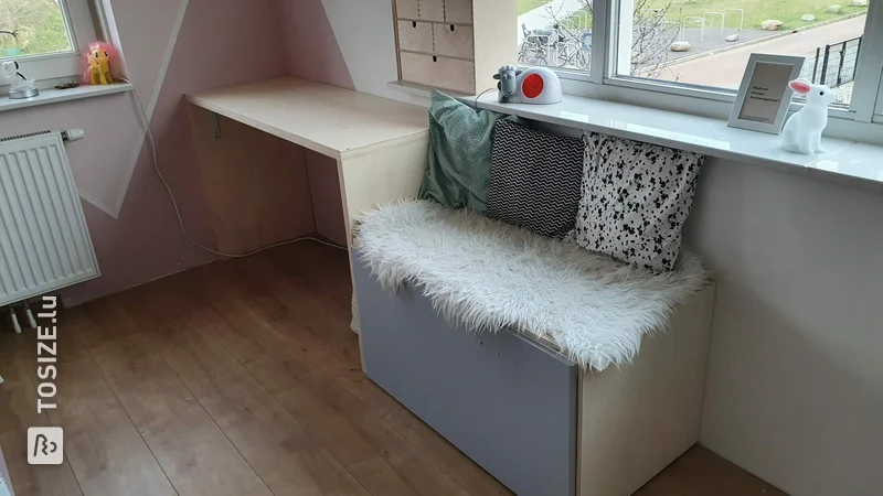 Bureau pour enfants sur mesure en contreplaqué de peupliers, par Annalies