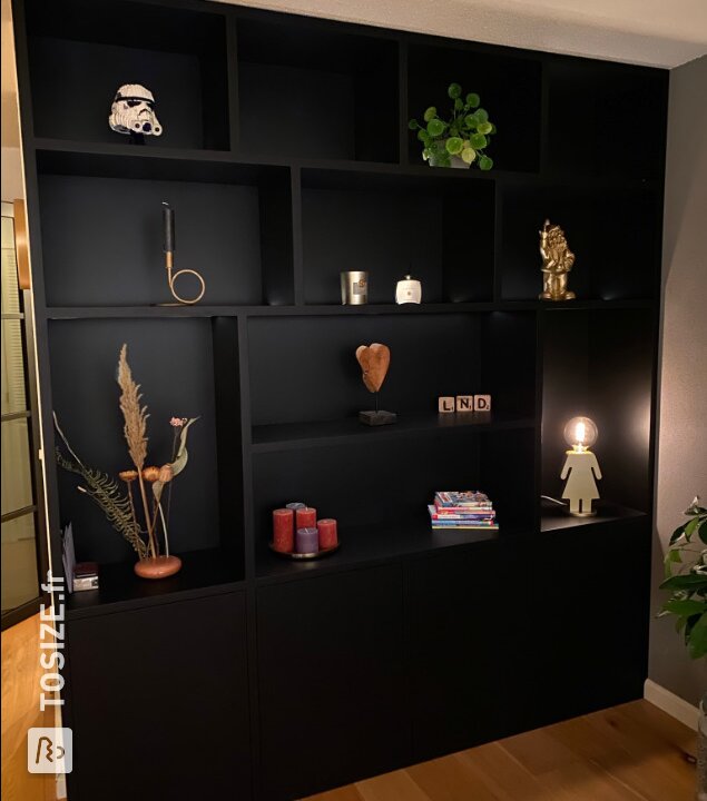 Armoire à compartiments en Multiplex de couleur noir mat, par Dennis