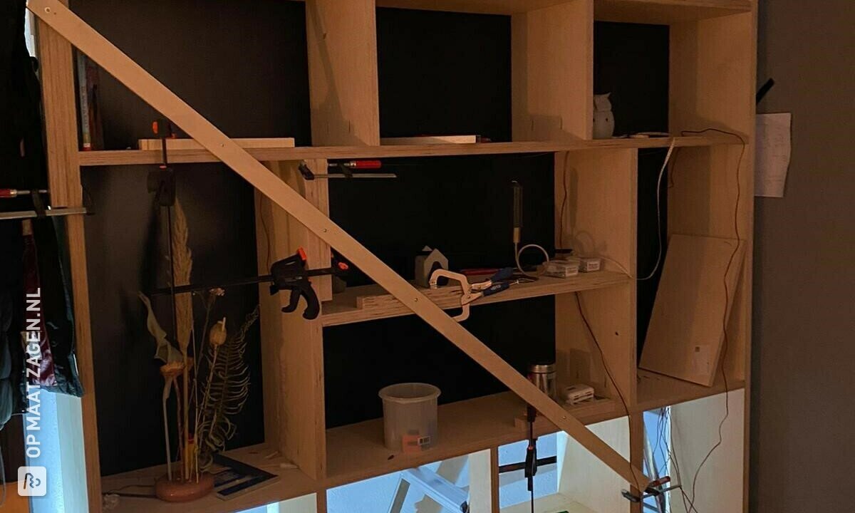 Vakkenkast van Multiplex in mat zwarte kleur, door Dennis
