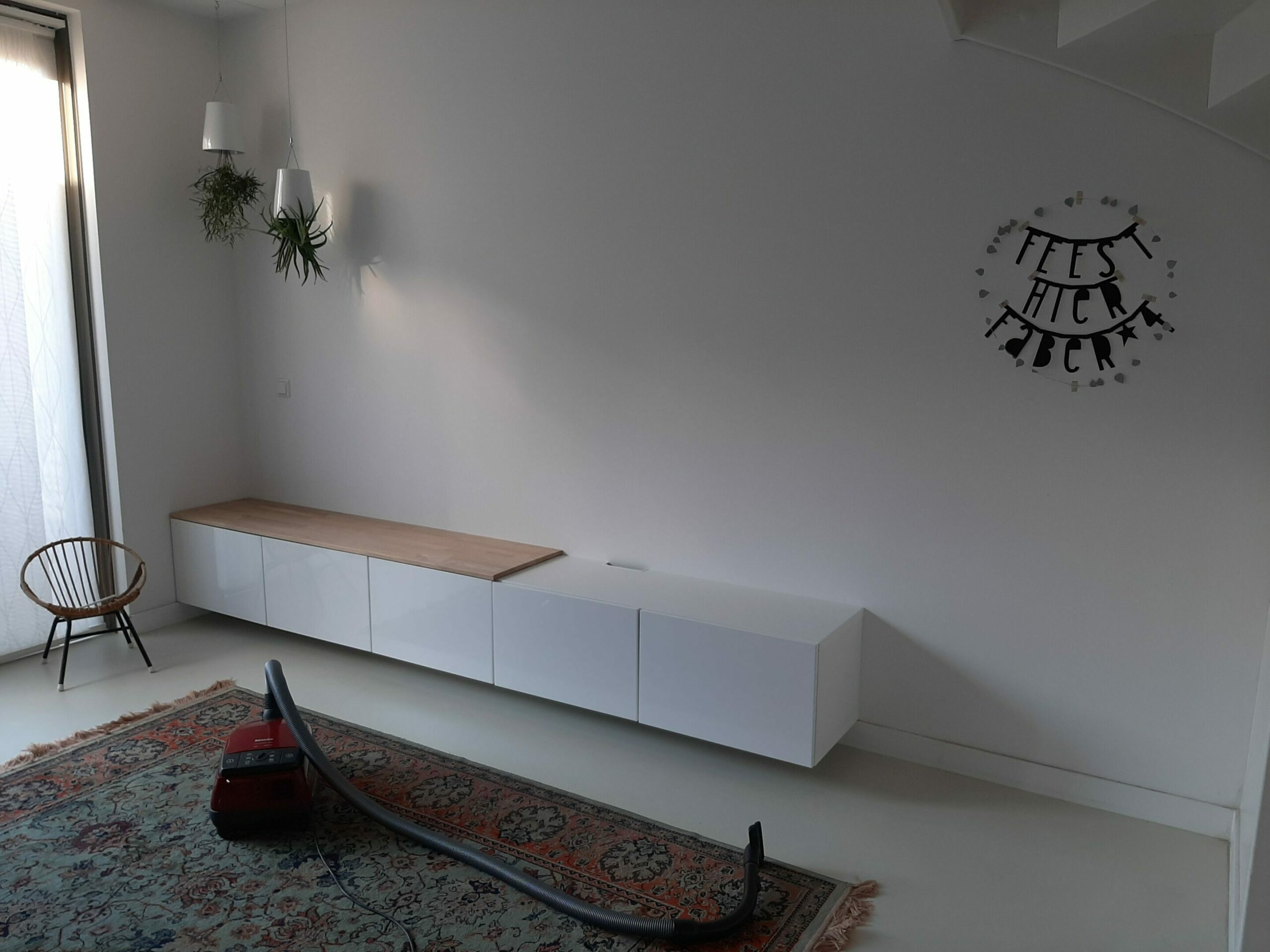 De Alpen Specialiteit Landelijk Ikea hack: je TV meubel pimpen met eikenhout - OPMAATZAGEN.nl
