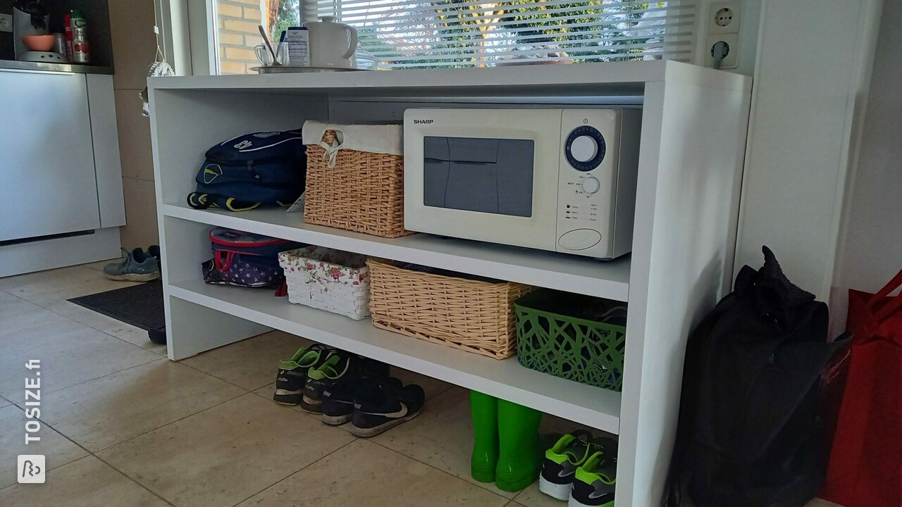 Cut-to-size shoe cabinet in kitchen, by Vanessa