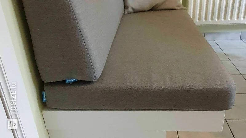 Banc de cuisine sur mesure DIY avec support MDF laqué, par Bart