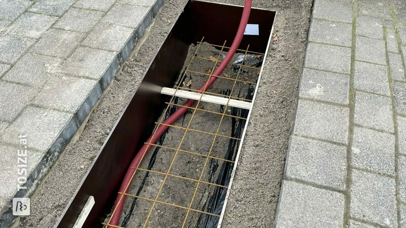 Maßgefertigter Fundamentkasten mit Betonstein, von Ruben