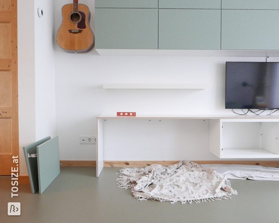 Spielen Sie die Ecke aus Sperrholz in einer Schrankwand