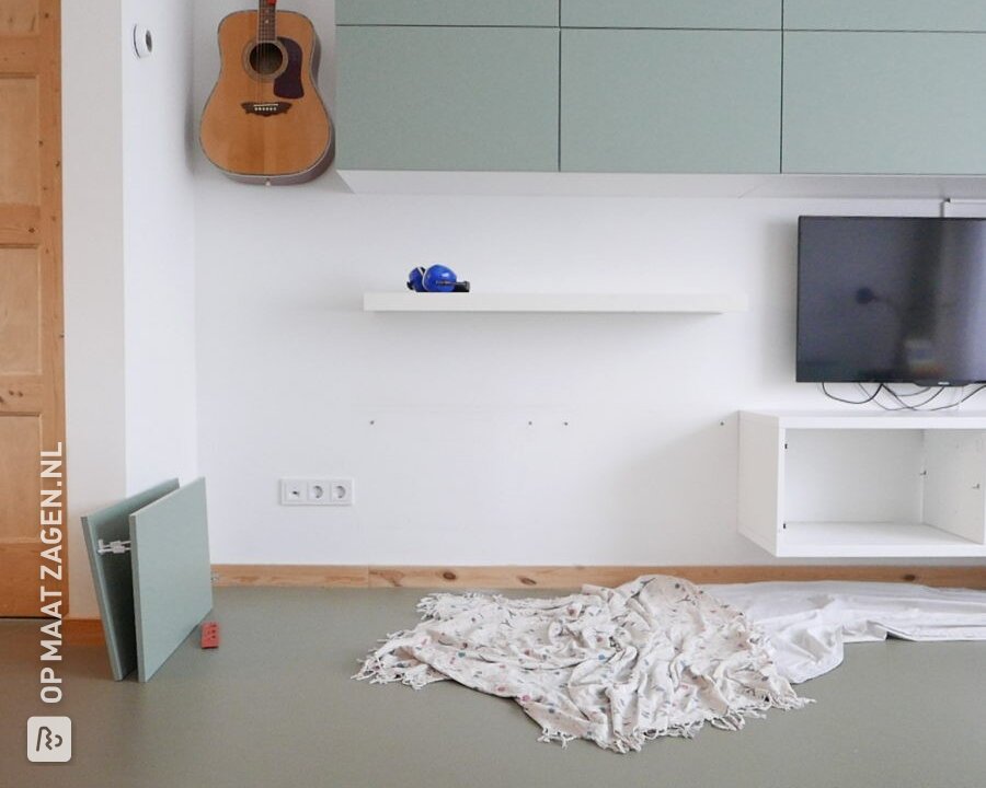 Speelhoek van betonplex in een kastenwand