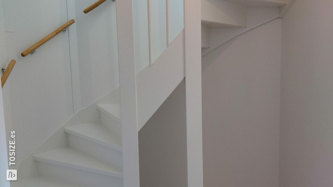 Escaleras cerradas con MDF imprimado, por Pascal