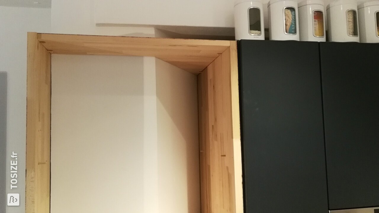 Armoire de cuisine sur mesure en hêtre massif, par Daph