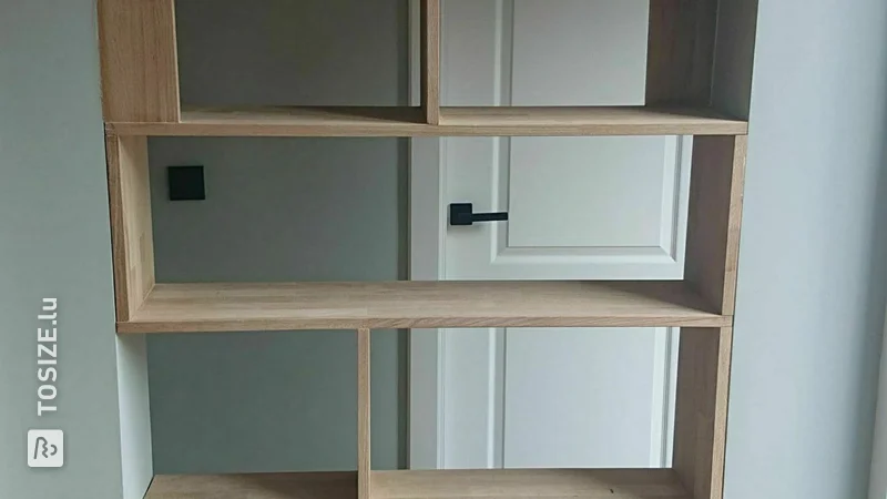 Armoire ludique sur mesure avec ouverture en chêne, par Jan Willem