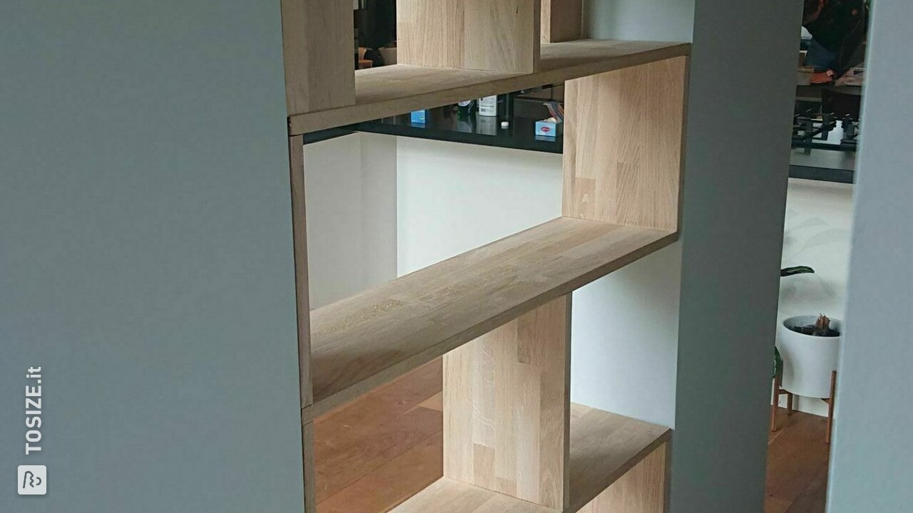 Armadio giocoso su misura con apertura in rovere, di Jan Willem