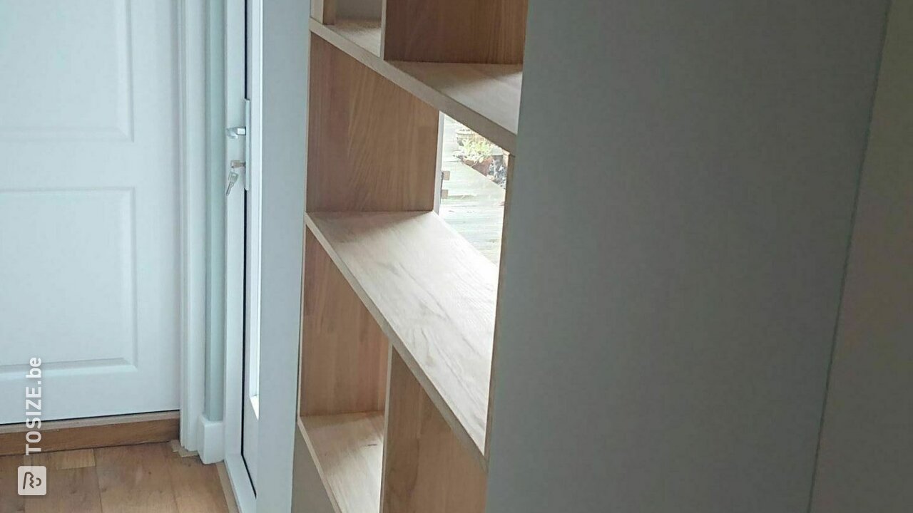 Maatwerk speelse kast in opening van eiken, door Jan Willem