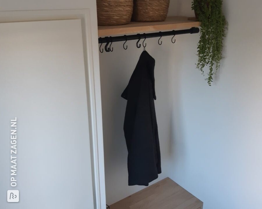 Schoenenkist met kapstokplank