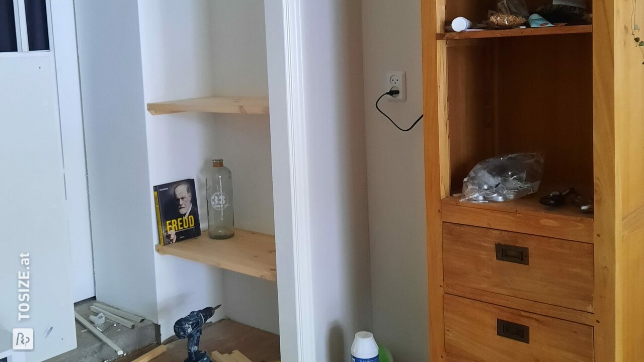 Gehen Sie in/durch das Bücherregal aus Kiefernholz, von Marianne