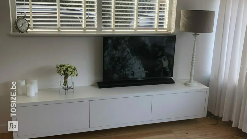 Zwevend TV meubel van MDF blank, door Jeannette