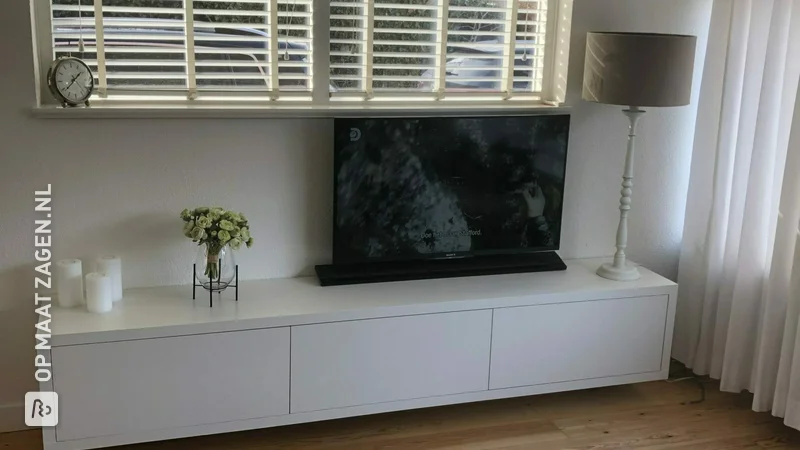 Zwevend TV meubel van MDF blank, door Jeannette
