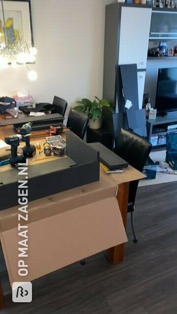 Producten presenteren met maatwerk kast, door Paul