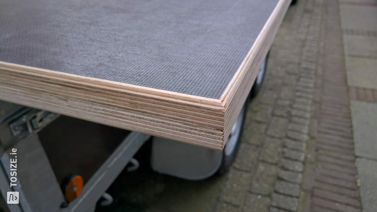 Strong workbench with concrete plex worktop, by Martijn