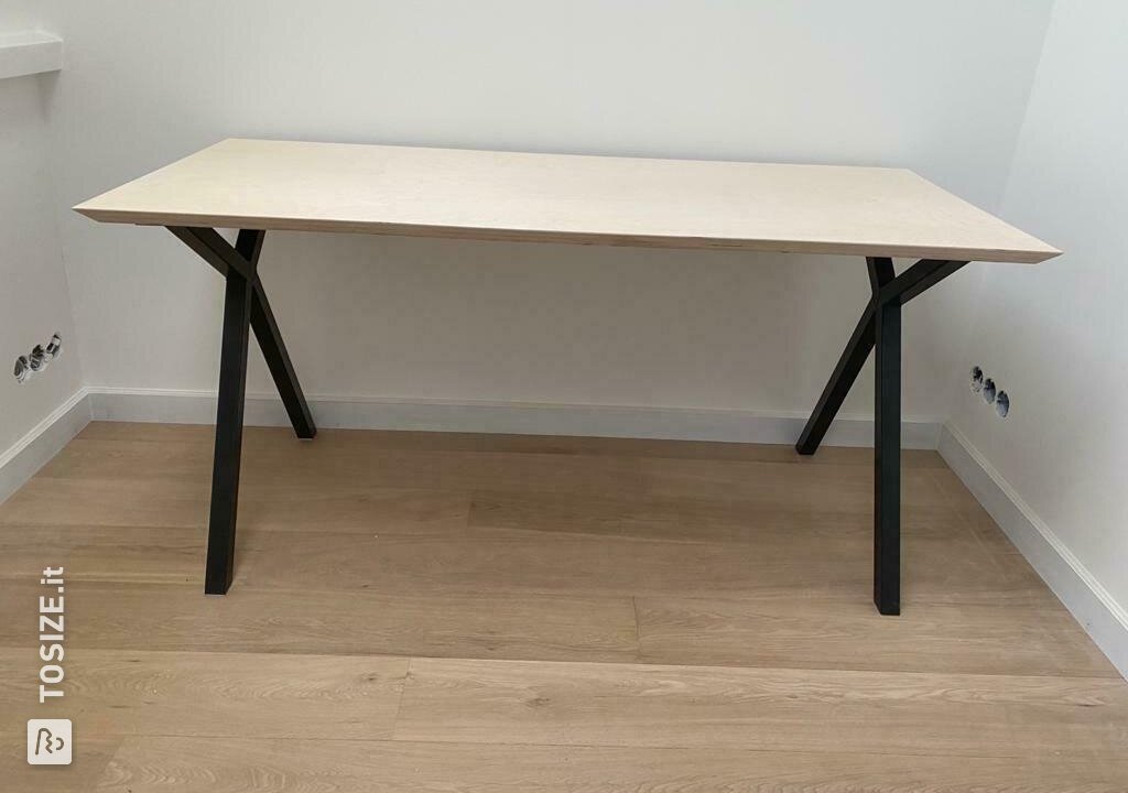 Scrivania di design con effetto legno naturale, di Erwin