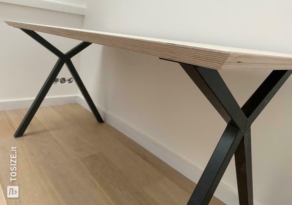 Scrivania di design con effetto legno naturale, di Erwin