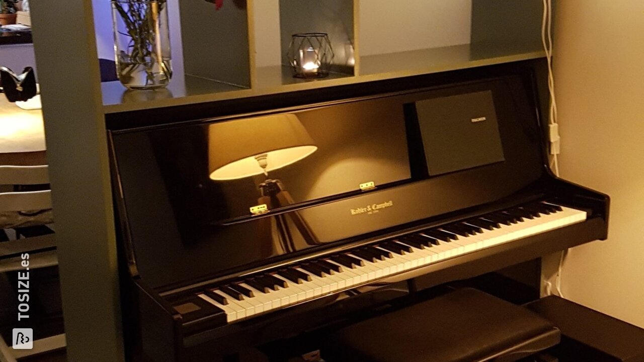 Separador de ambientes alrededor de un piano hecho de MDF, por Koos