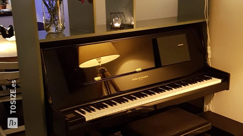 Separador de ambientes alrededor de un piano hecho de MDF, por Koos
