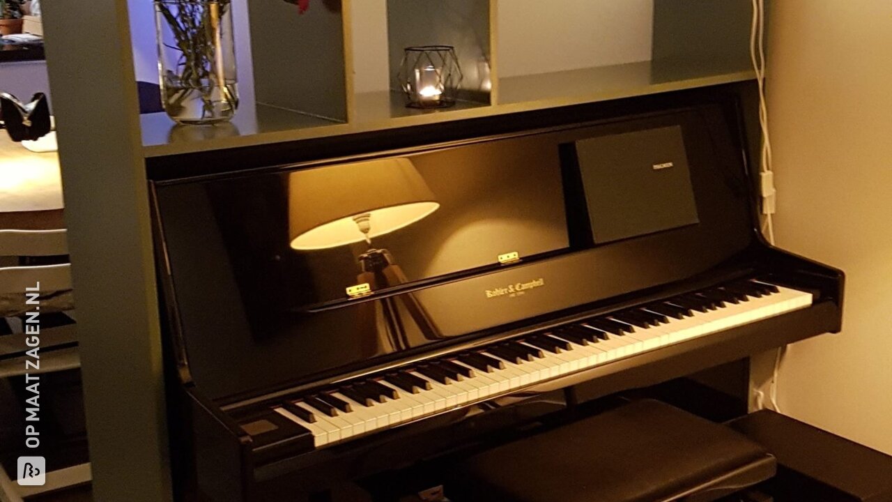 Roomdivider om een piano heen van MDF, door Koos