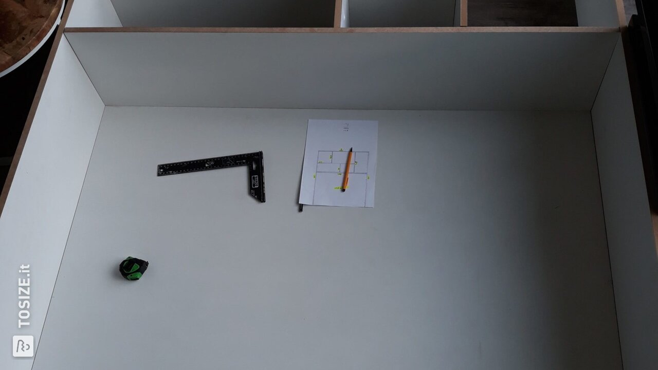 Divisorio attorno a un pianoforte in MDF, di Koos